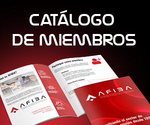 Open member catalog with red and white pages and a red brochure, titled 'Catálogo de Miembros'